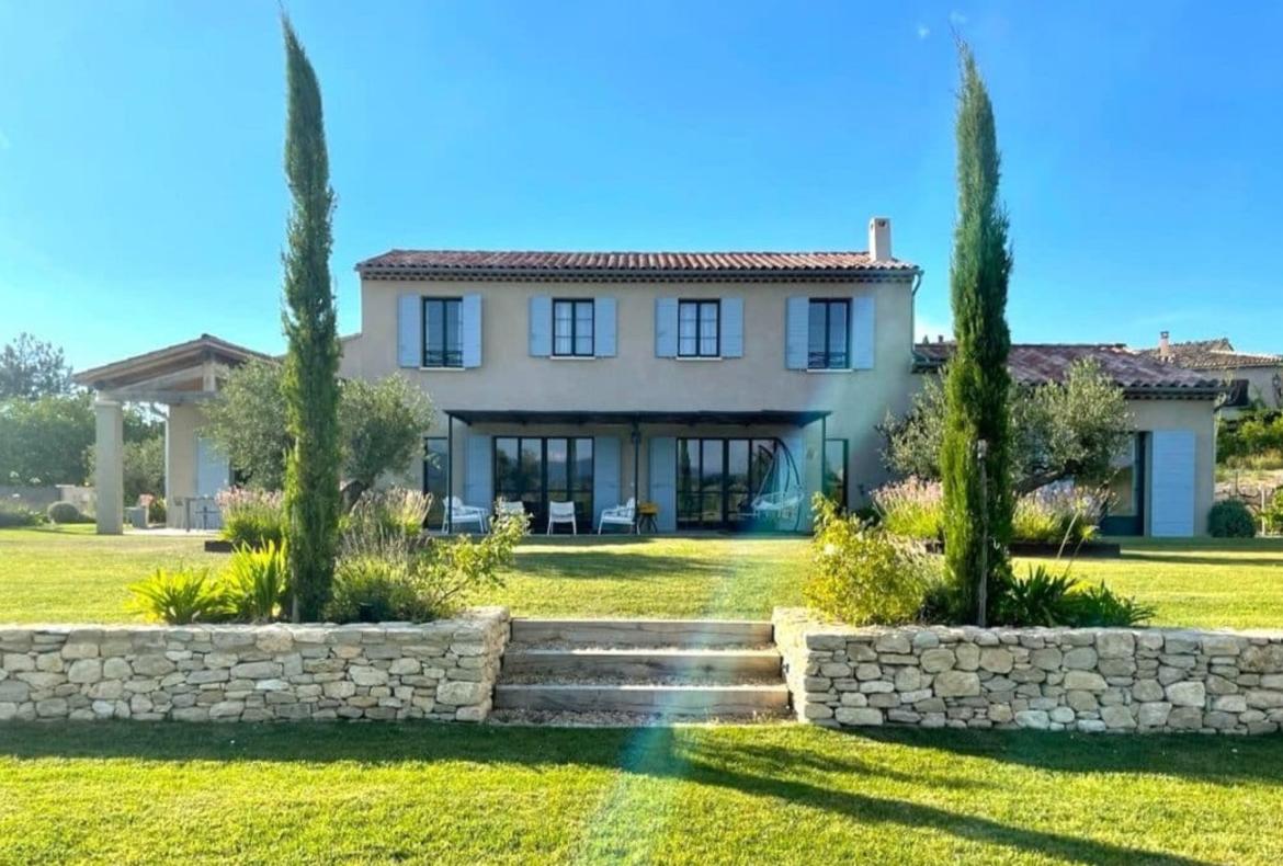 Luxury 6 bedroom holiday villa with private pool in Provence France (PV2995)