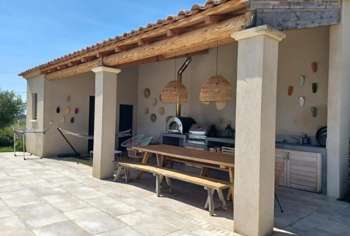 Luxury 6 bedroom holiday villa with private pool in Provence France (PV2995)