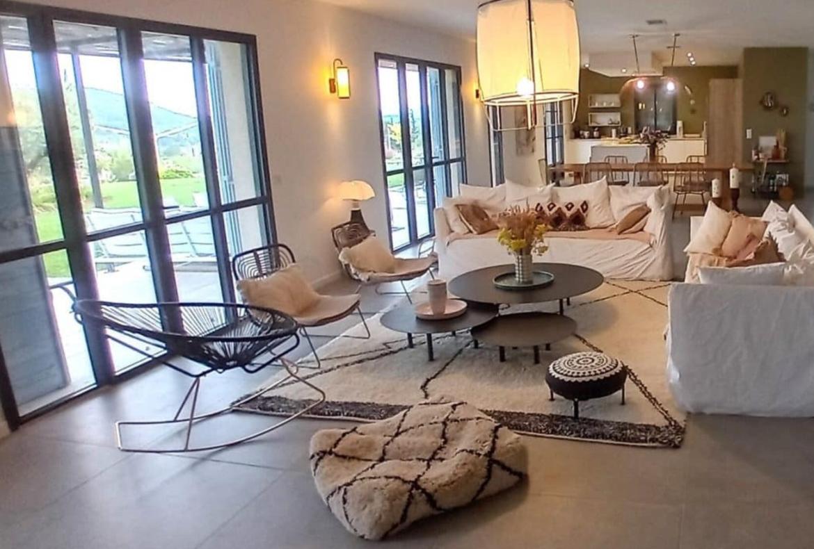 Luxury 6 bedroom holiday villa with private pool in Provence France (PV2995)