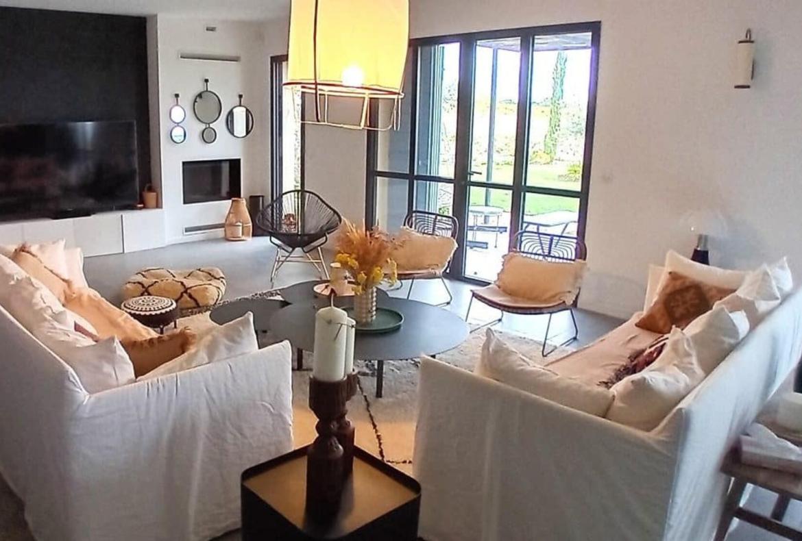 Luxury 6 bedroom holiday villa with private pool in Provence France (PV2995)