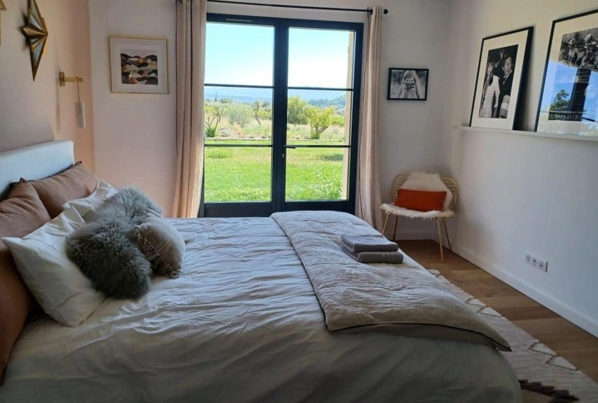 Luxury 6 bedroom holiday villa with private pool in Provence France (PV2995)