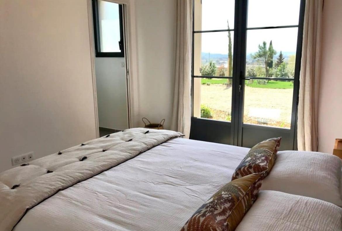 Luxury 6 bedroom holiday villa with private pool in Provence France (PV2995)