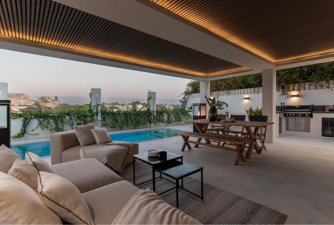 Luxury 4 bedroom holiday villa with private pool in Costa del Sol Spain (PV2996)
