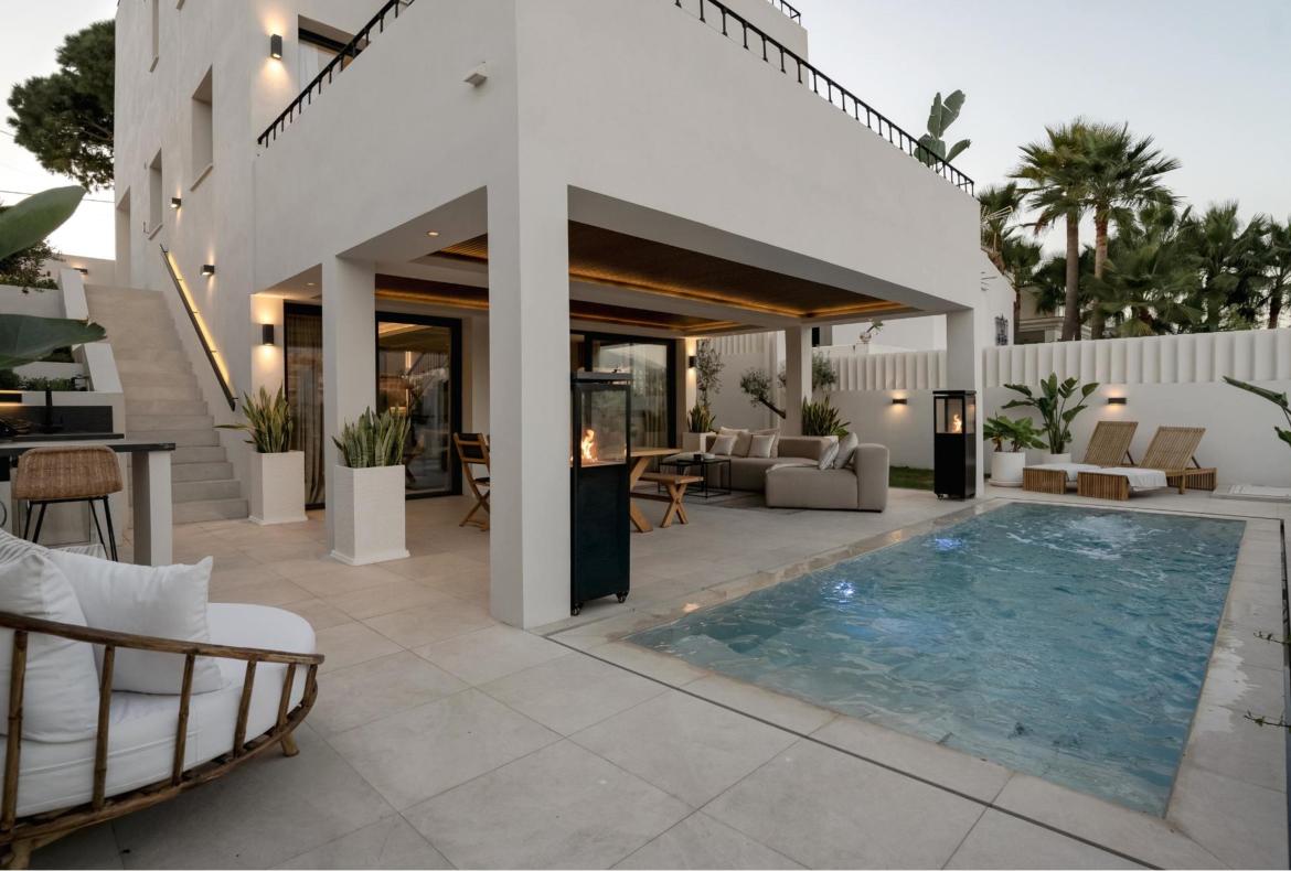 Luxury 4 bedroom holiday villa with private pool in Costa del Sol Spain (PV2996)