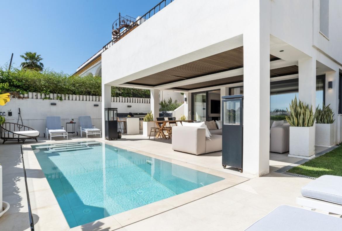 Luxury 4 bedroom holiday villa with private pool in Costa del Sol Spain (PV2996)