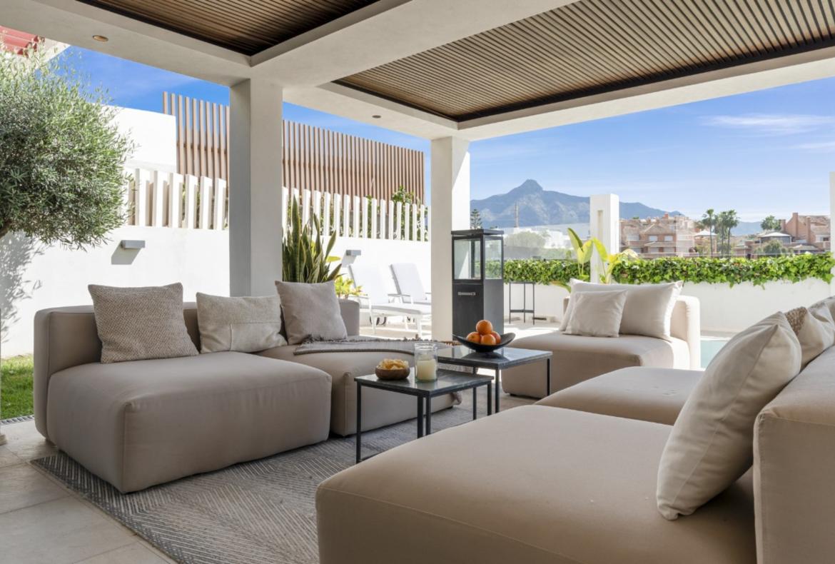 Luxury 4 bedroom holiday villa with private pool in Costa del Sol Spain (PV2996)