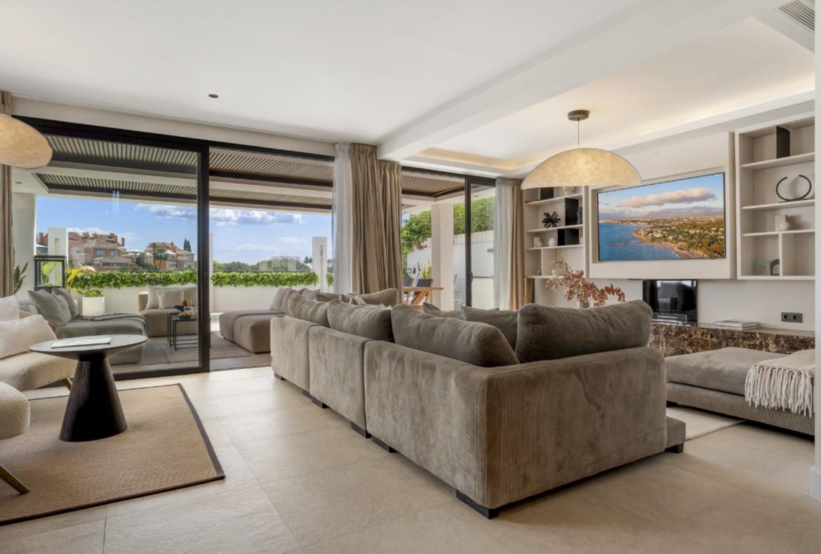 Luxury 4 bedroom holiday villa with private pool in Costa del Sol Spain (PV2996)