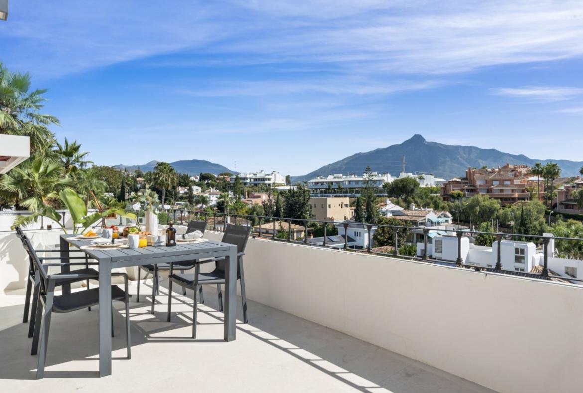 Luxury 4 bedroom holiday villa with private pool in Costa del Sol Spain (PV2996)