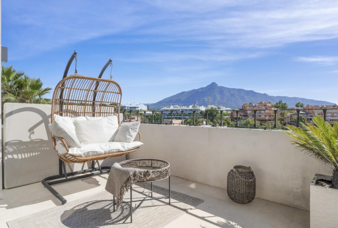 Luxury 4 bedroom holiday villa with private pool in Costa del Sol Spain (PV2996)