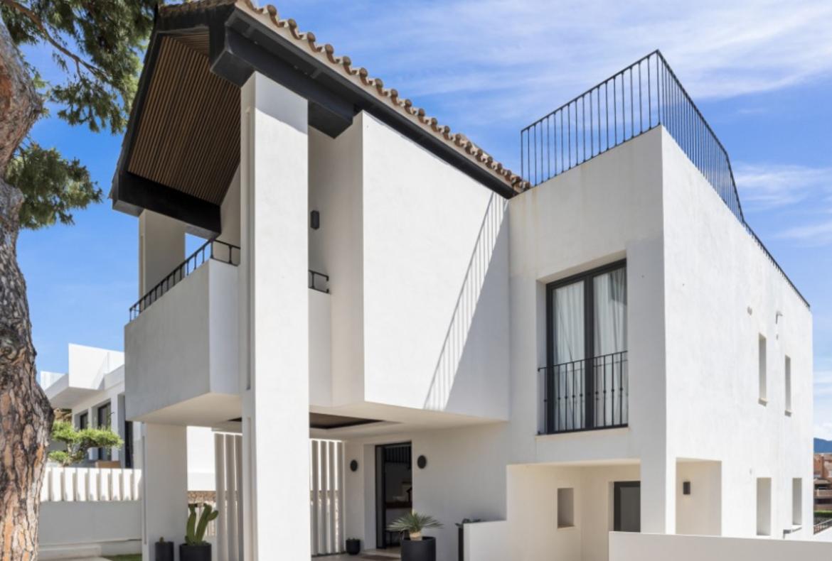 Luxury 4 bedroom holiday villa with private pool in Costa del Sol Spain (PV2996)