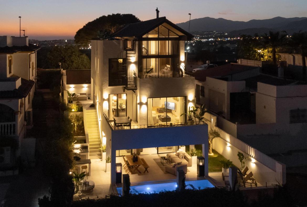 Luxury 4 bedroom holiday villa with private pool in Costa del Sol Spain (PV2996)