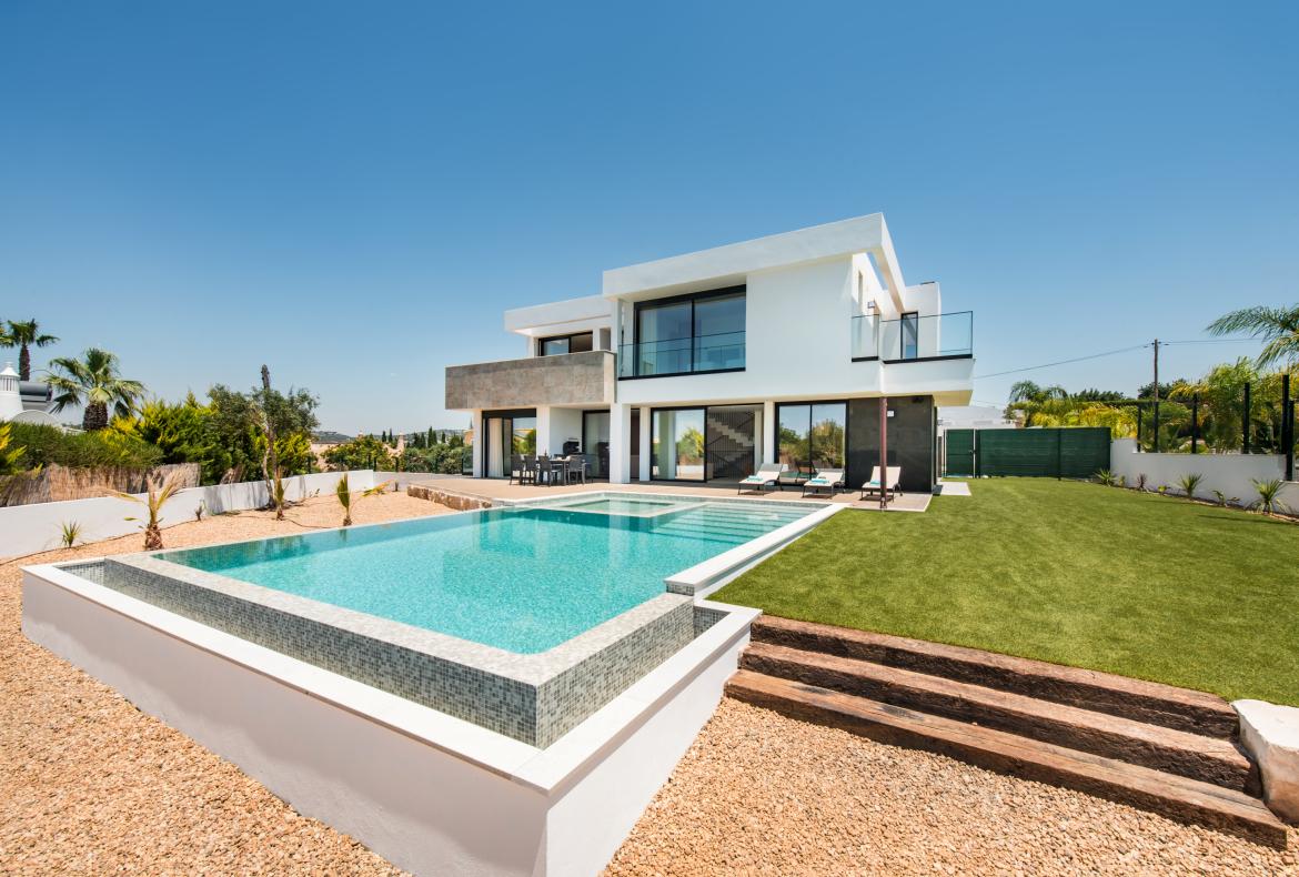 Luxury 5 bedroom holiday villa with private pool in Algarve Portugal (PV2997)