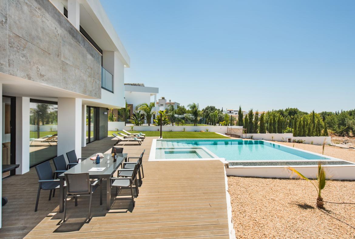 Luxury 5 bedroom holiday villa with private pool in Algarve Portugal (PV2997)