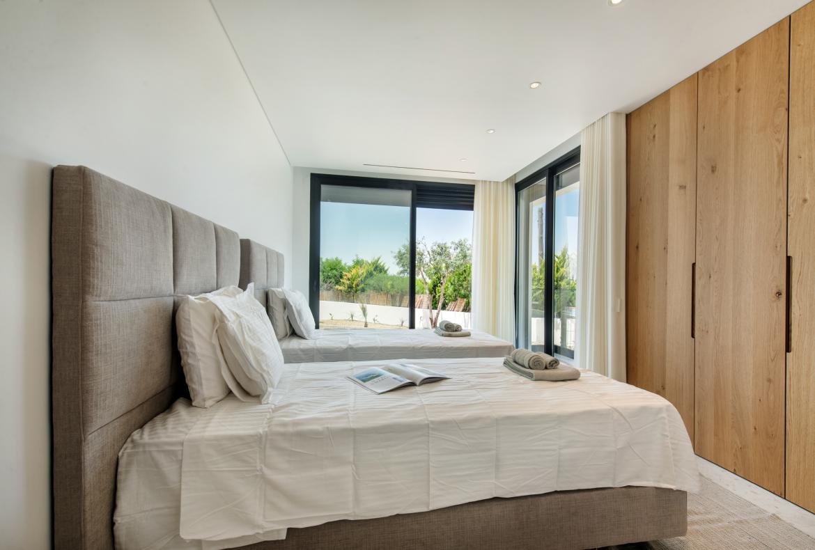Luxury 5 bedroom holiday villa with private pool in Algarve Portugal (PV2997)