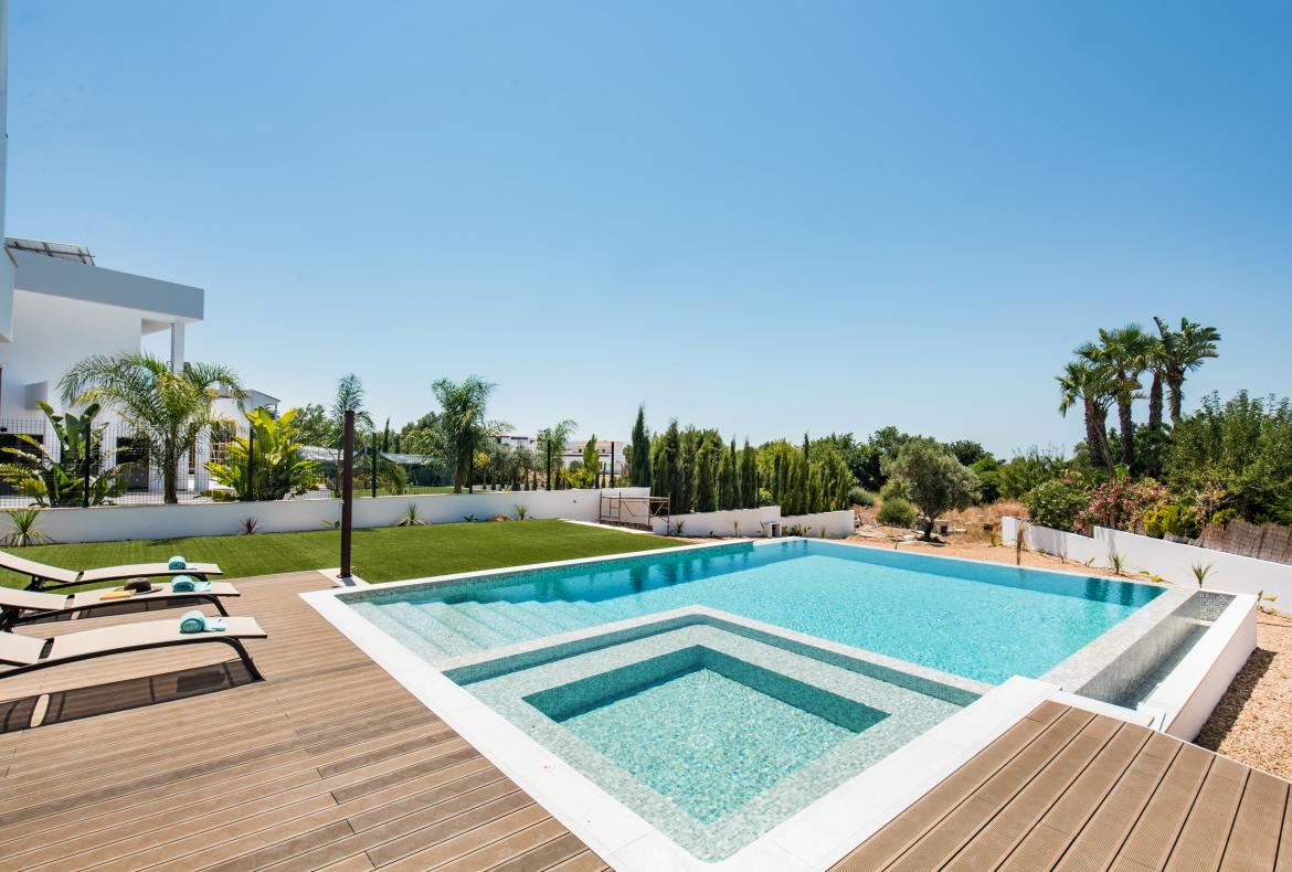 Luxury 5 bedroom holiday villa with private pool in Algarve Portugal (PV2997)