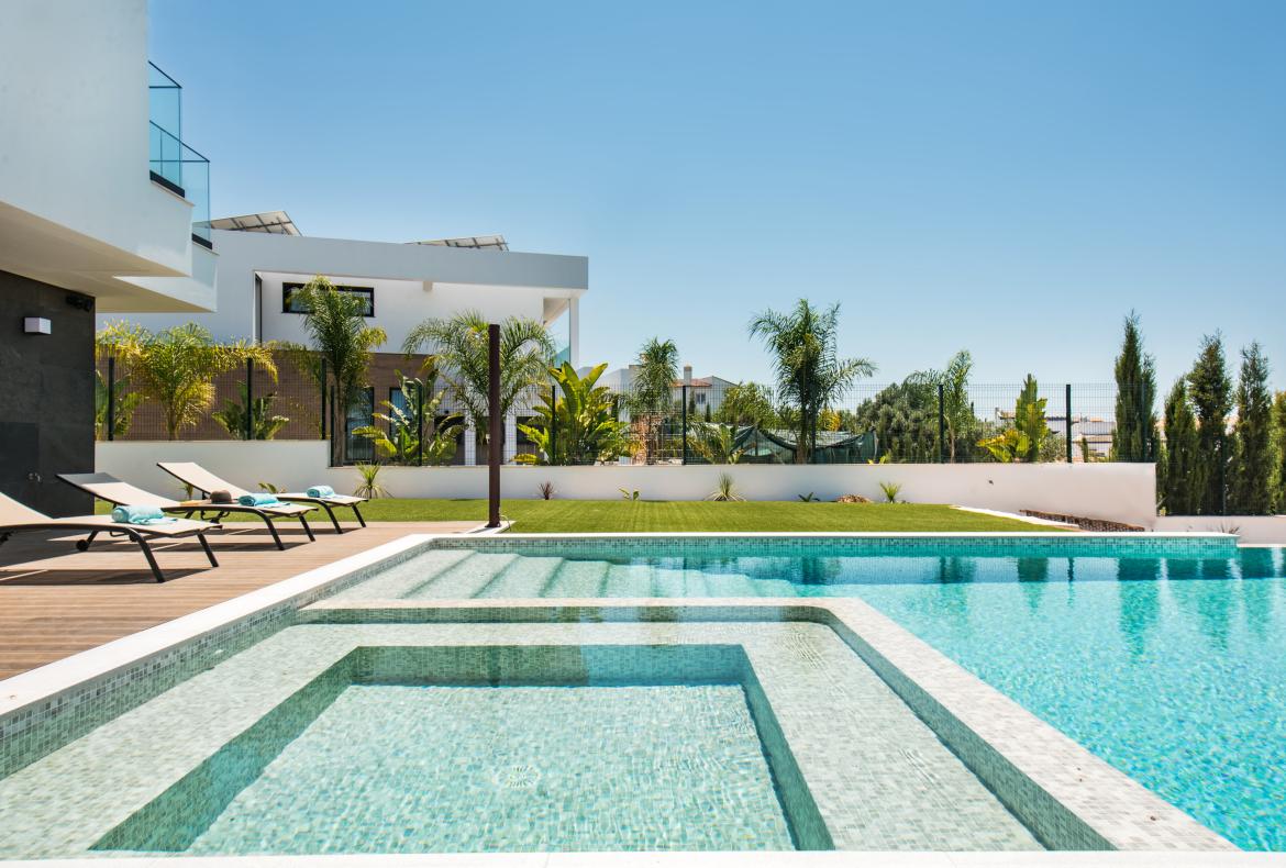 Luxury 5 bedroom holiday villa with private pool in Algarve Portugal (PV2997)