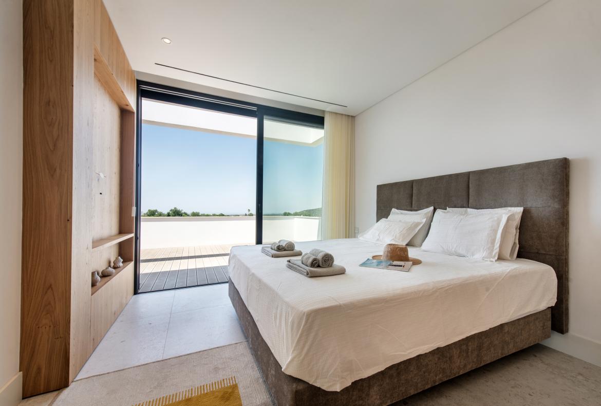 Luxury 5 bedroom holiday villa with private pool in Algarve Portugal (PV2997)