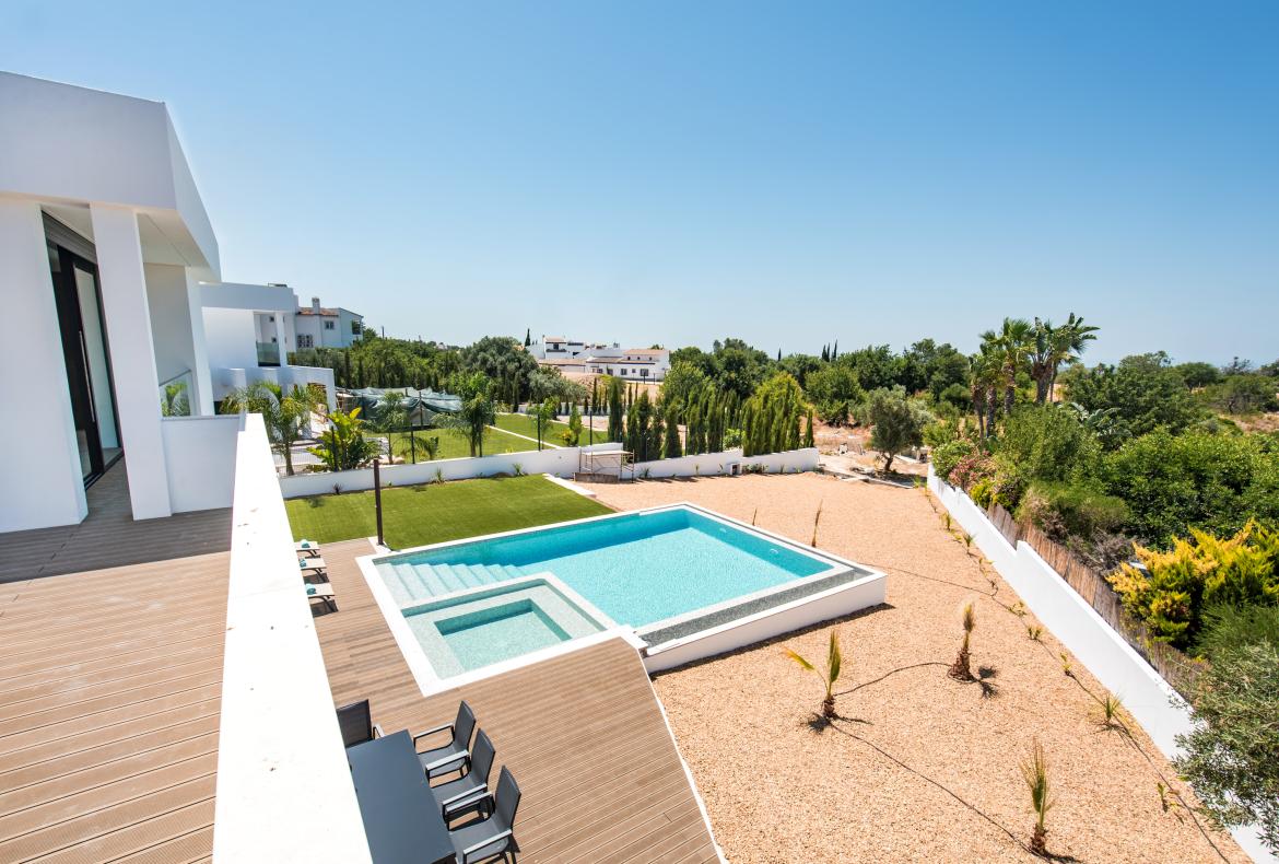 Luxury 5 bedroom holiday villa with private pool in Algarve Portugal (PV2997)
