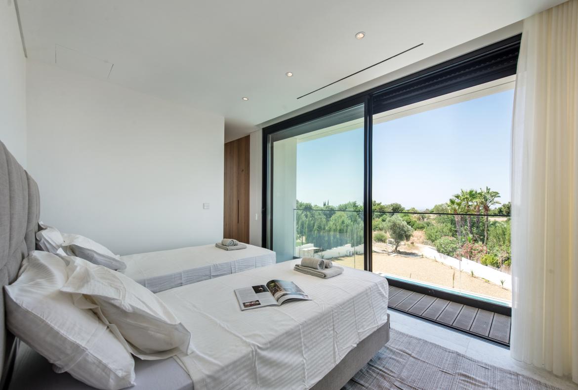 Luxury 5 bedroom holiday villa with private pool in Algarve Portugal (PV2997)