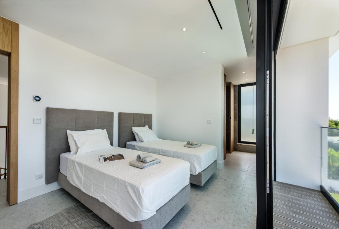 Luxury 5 bedroom holiday villa with private pool in Algarve Portugal (PV2997)