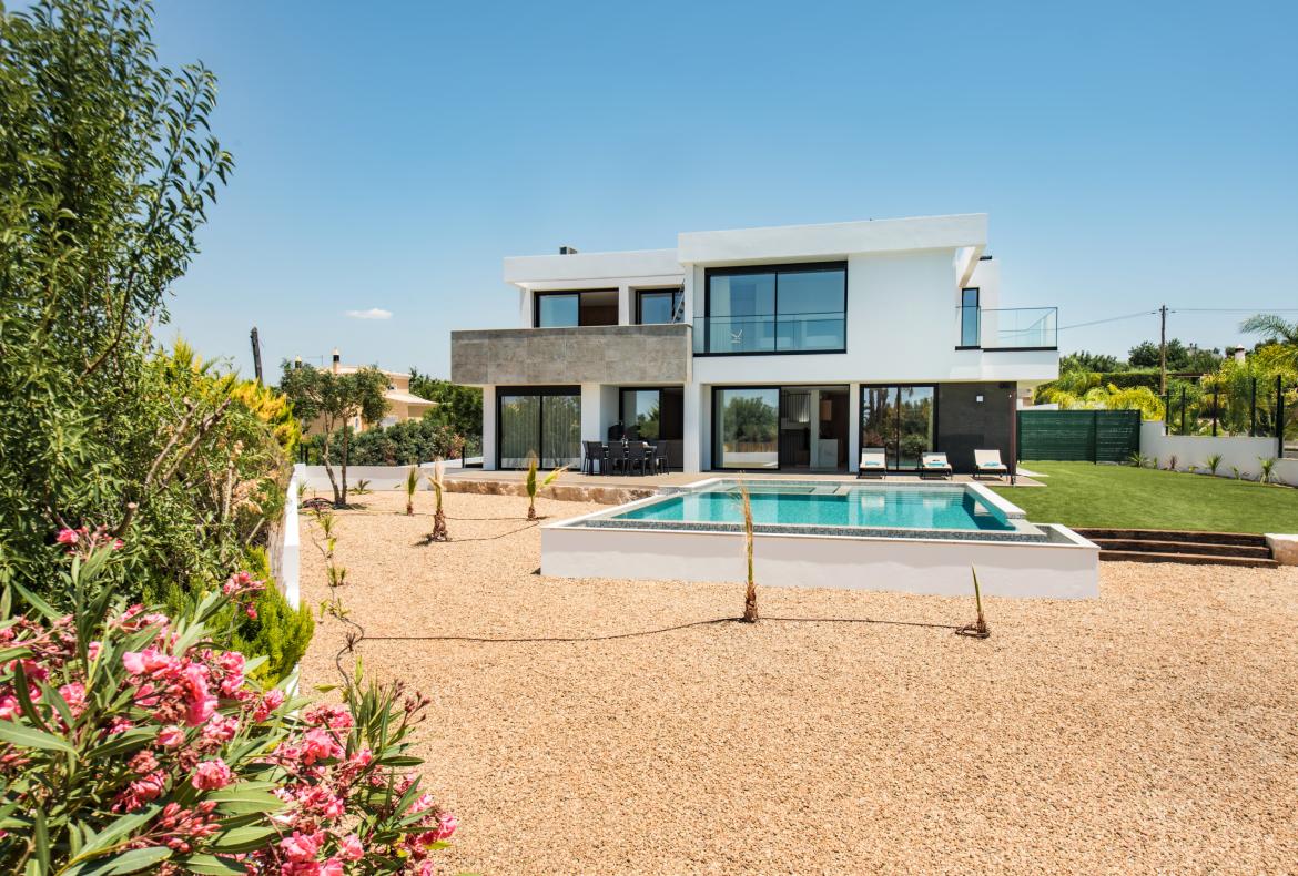 Luxury 5 bedroom holiday villa with private pool in Algarve Portugal (PV2997)