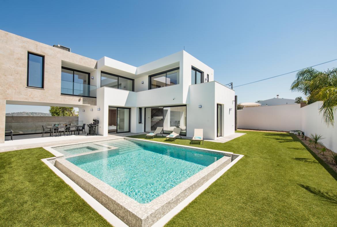Luxury 5 bedroom holiday villa with private pool in Algarve Portugal (PV2998)