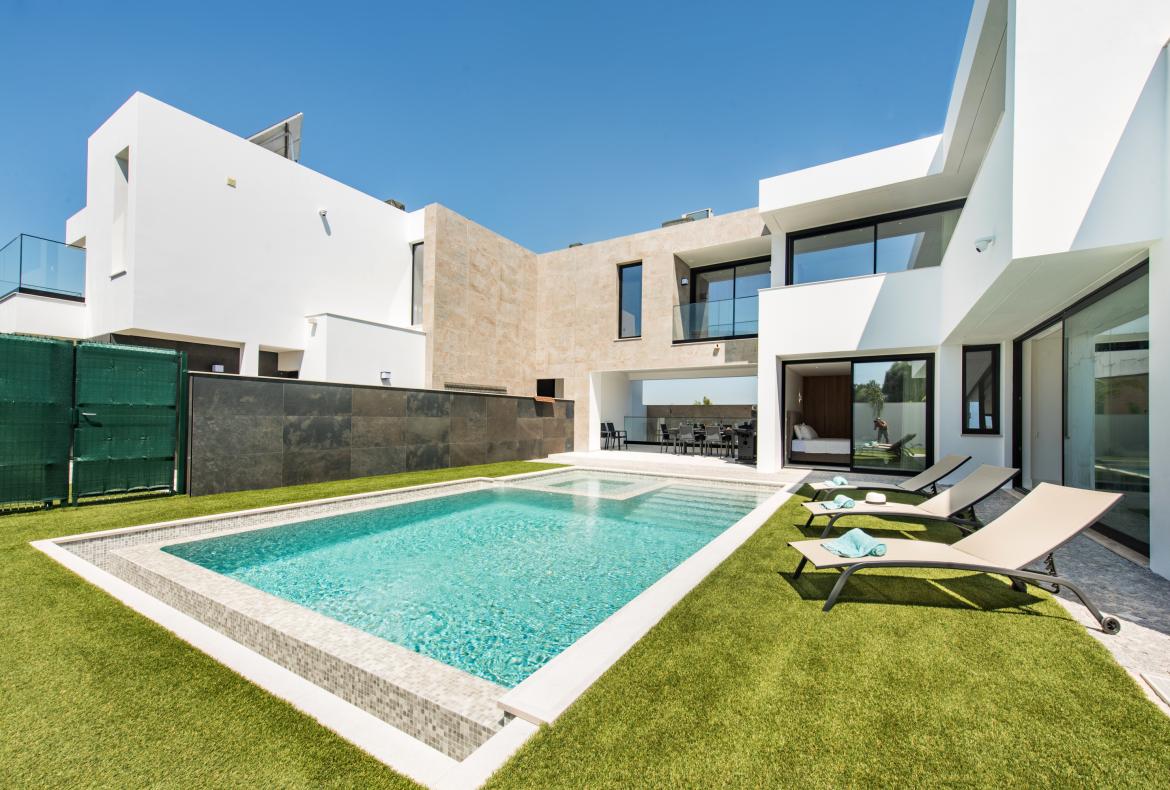 Luxury 5 bedroom holiday villa with private pool in Algarve Portugal (PV2998)