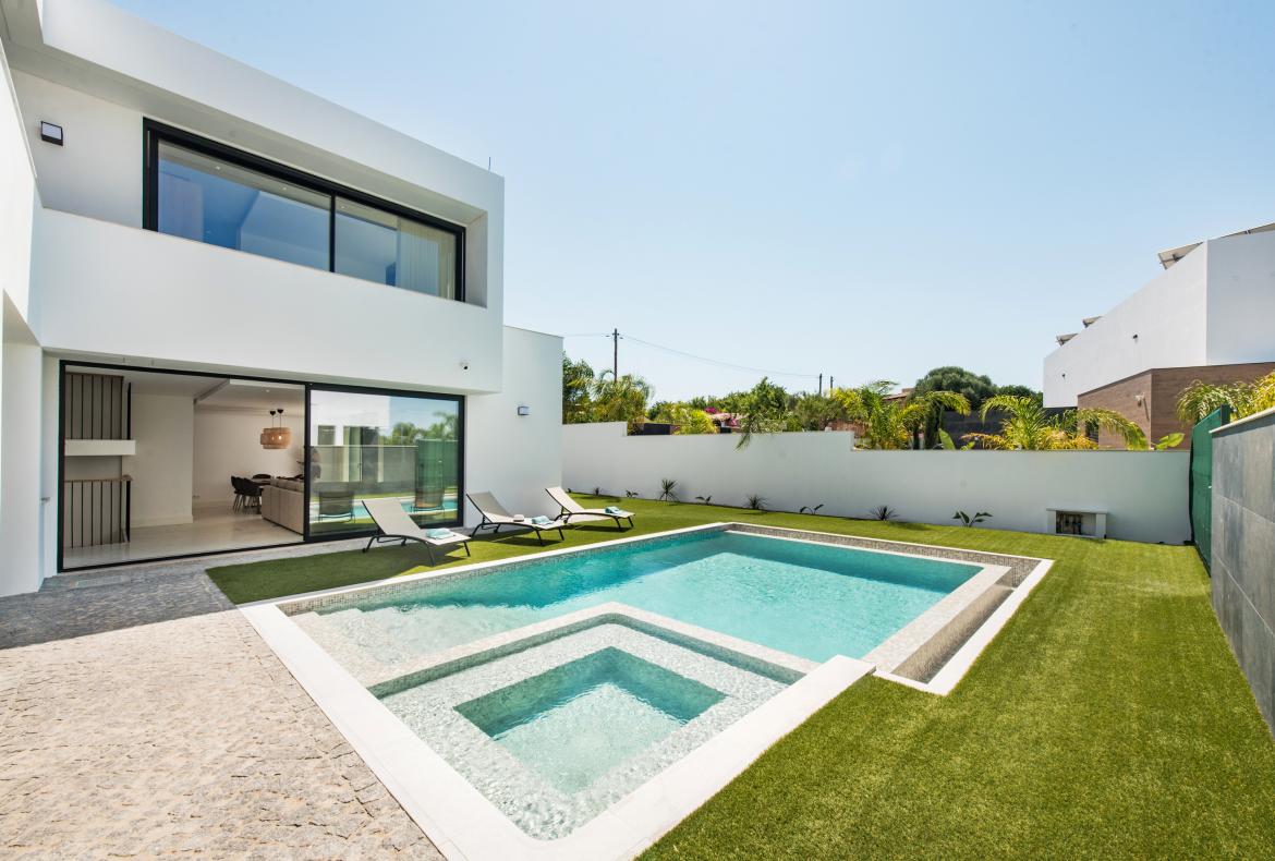 Luxury 5 bedroom holiday villa with private pool in Algarve Portugal (PV2998)