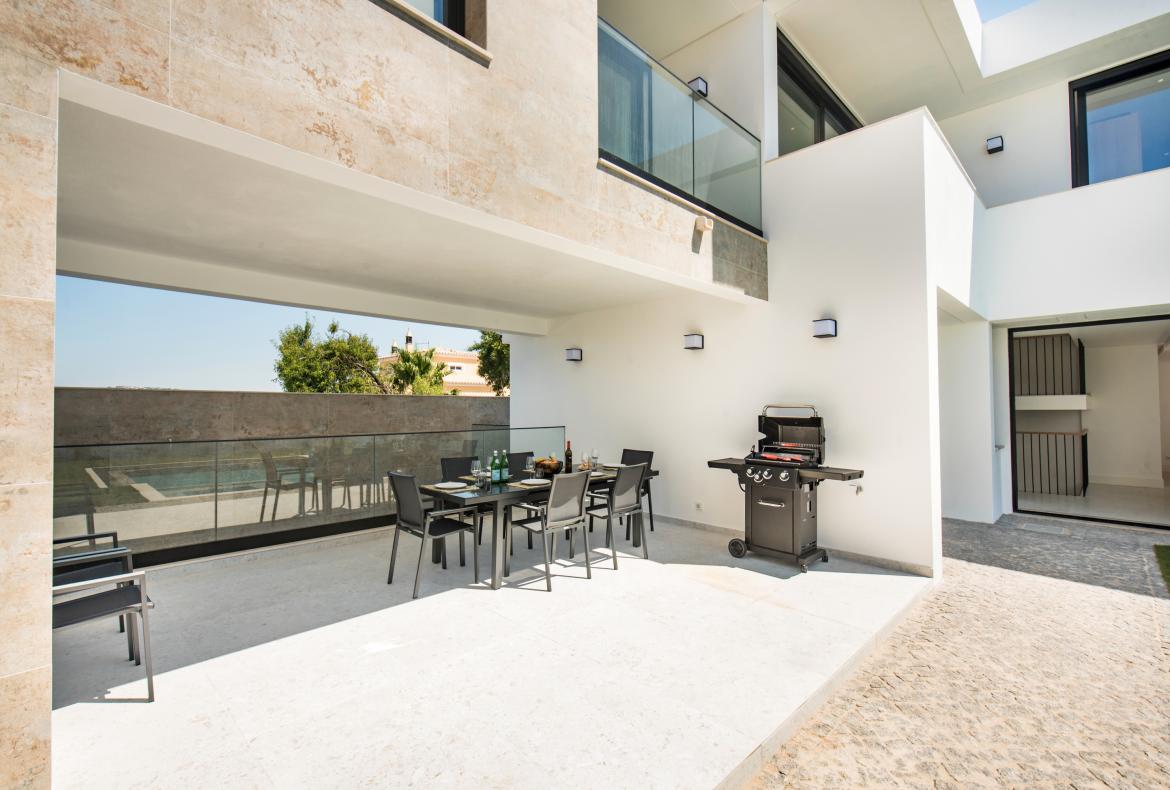 Luxury 5 bedroom holiday villa with private pool in Algarve Portugal (PV2998)
