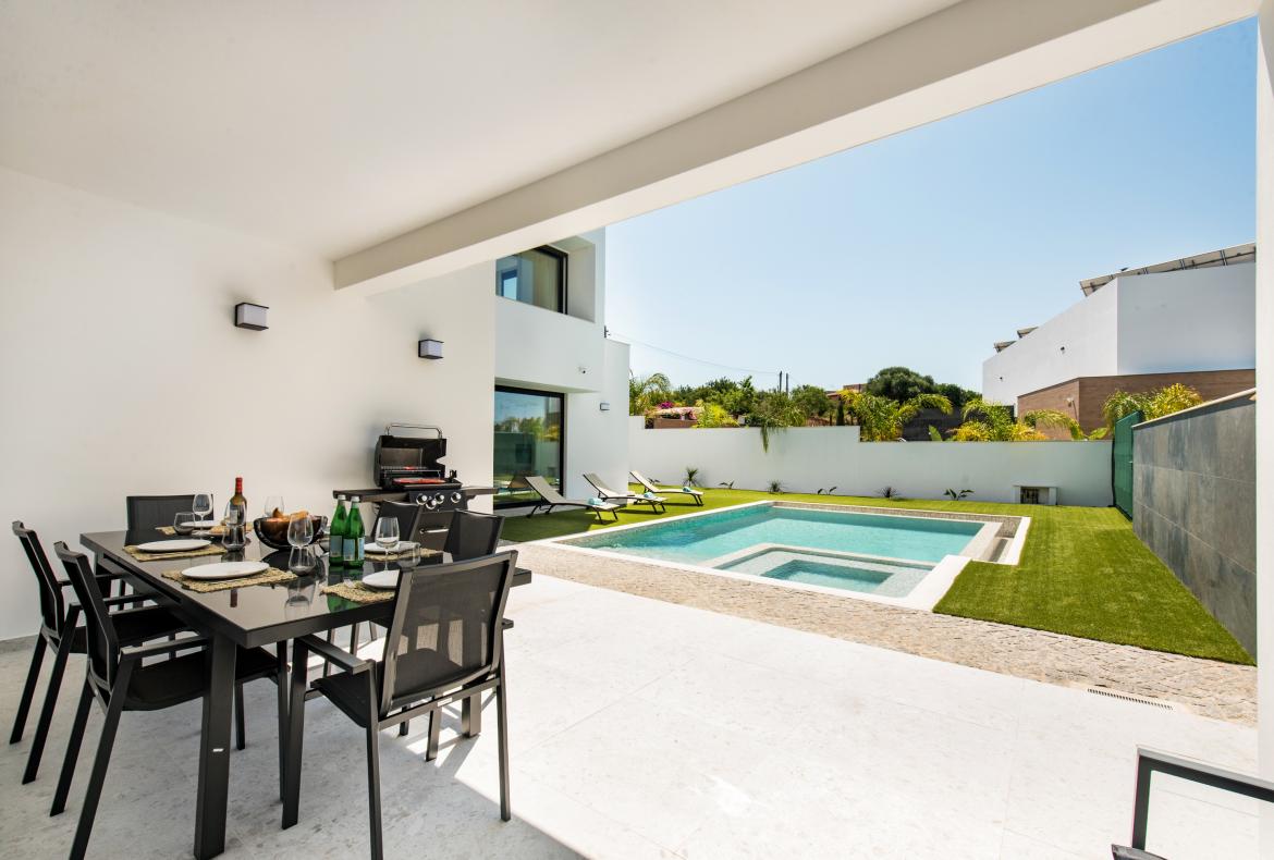 Luxury 5 bedroom holiday villa with private pool in Algarve Portugal (PV2998)
