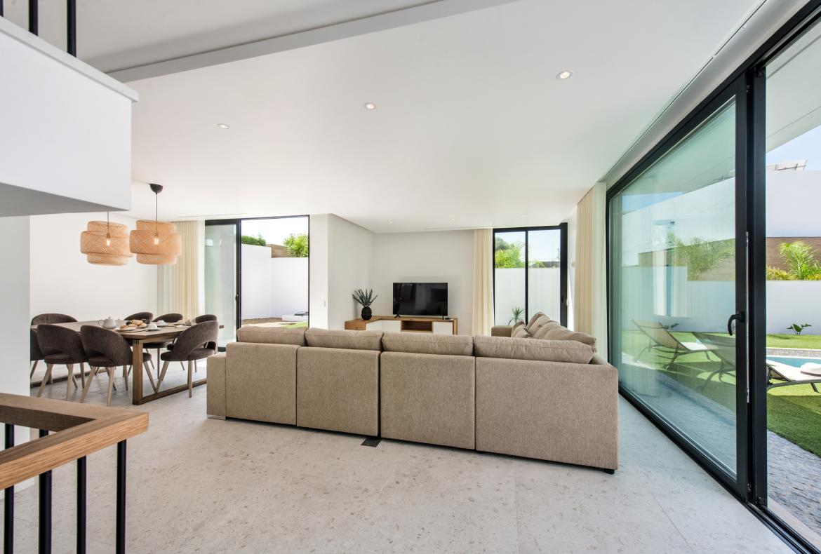 Luxury 5 bedroom holiday villa with private pool in Algarve Portugal (PV2998)