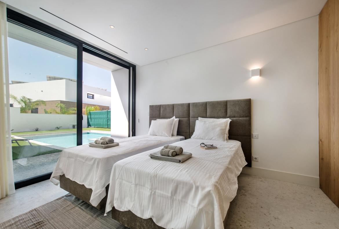 Luxury 5 bedroom holiday villa with private pool in Algarve Portugal (PV2998)