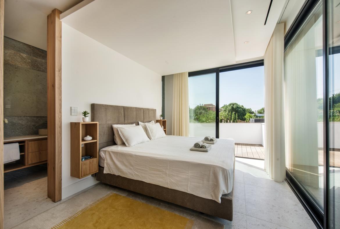 Luxury 5 bedroom holiday villa with private pool in Algarve Portugal (PV2998)