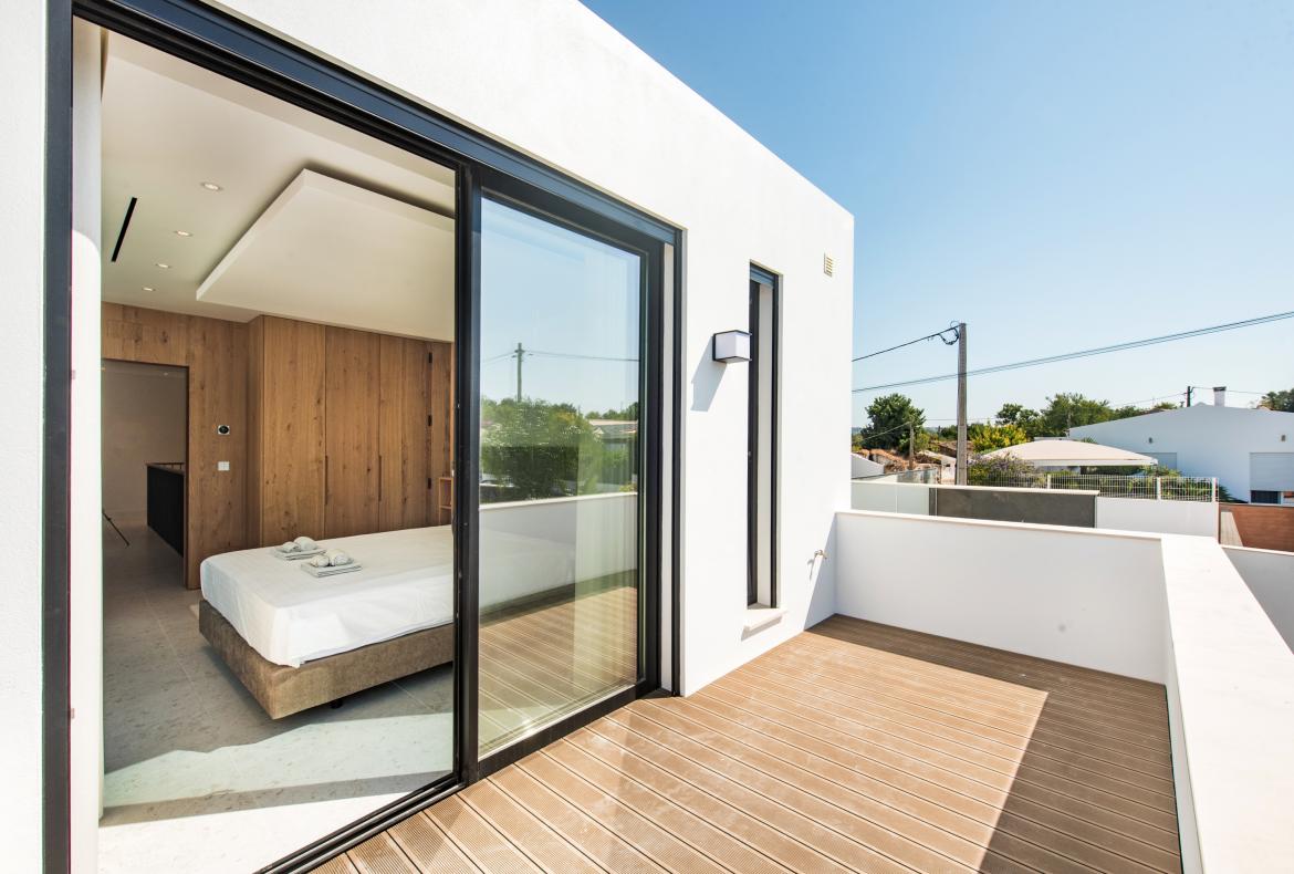 Luxury 5 bedroom holiday villa with private pool in Algarve Portugal (PV2998)
