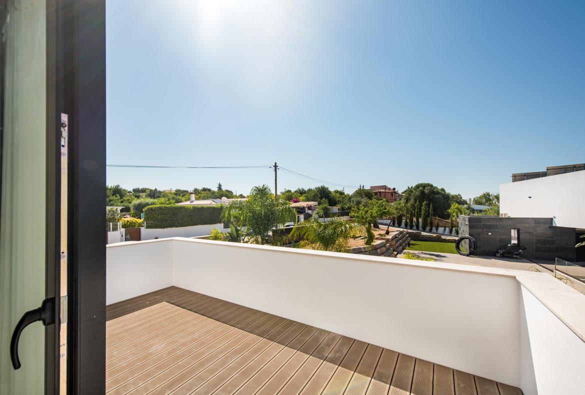 Luxury 5 bedroom holiday villa with private pool in Algarve Portugal (PV2998)
