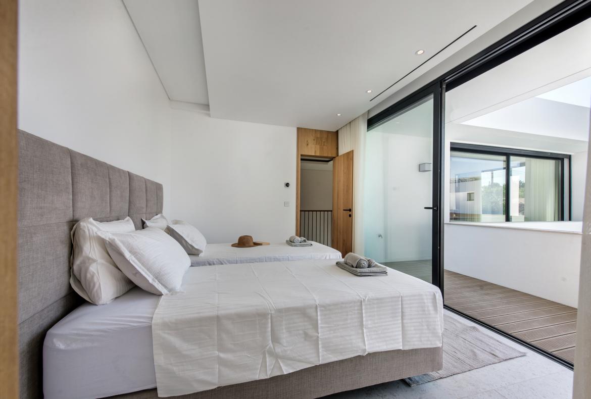 Luxury 5 bedroom holiday villa with private pool in Algarve Portugal (PV2998)
