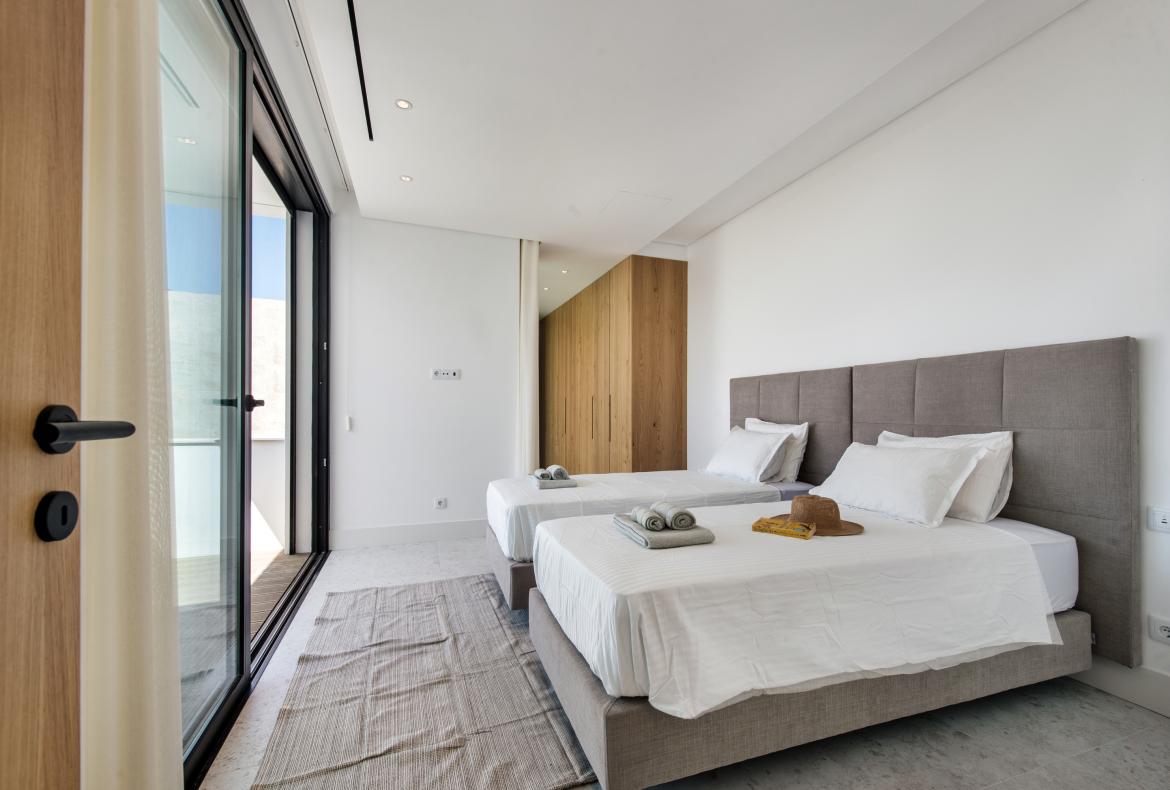 Luxury 5 bedroom holiday villa with private pool in Algarve Portugal (PV2998)