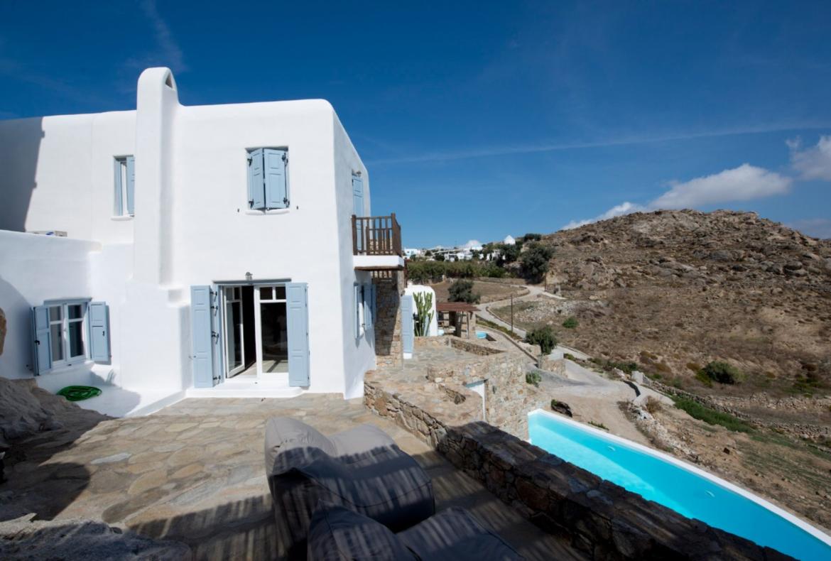 Luxury 3 bedroom holiday villa with private pool in Mykonos Greece (PV737)