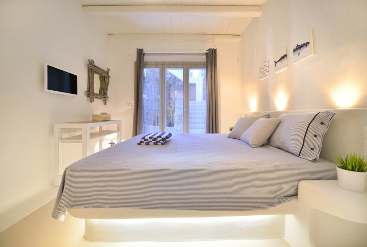 Luxury 3 bedroom holiday villa with private pool in Mykonos Greece (PV1344)
