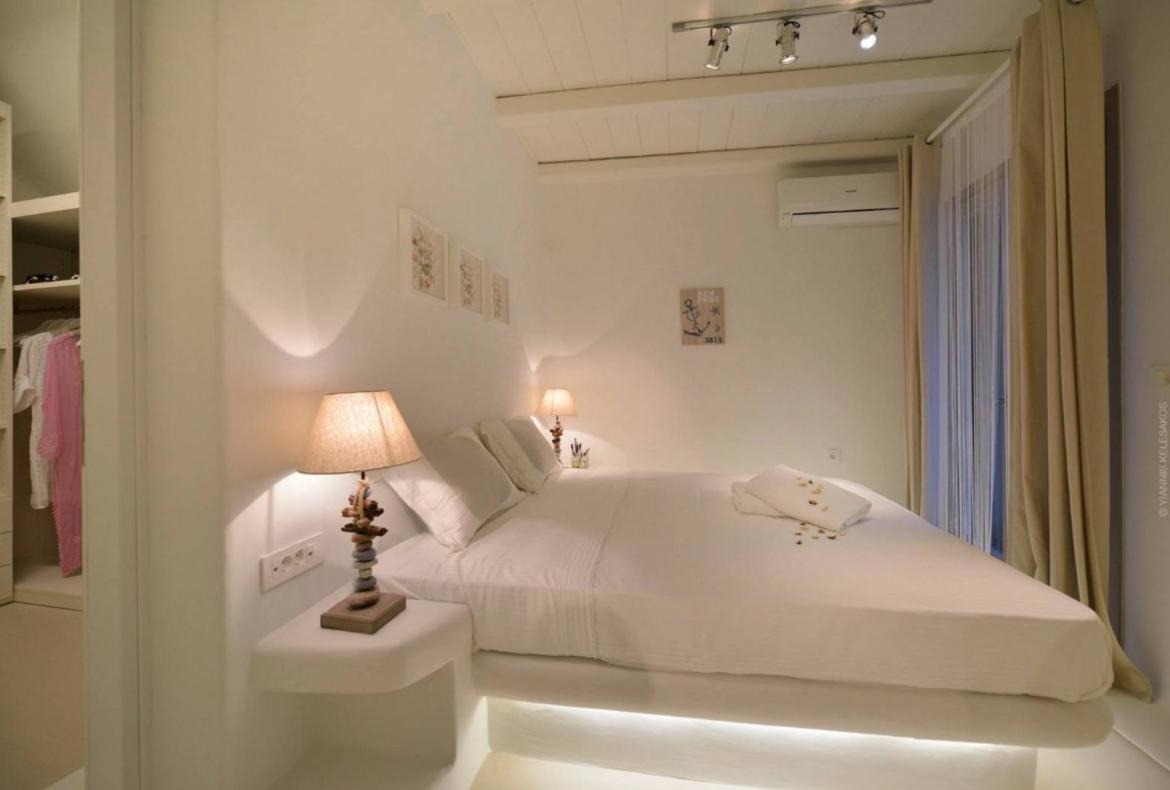 Luxury 3 bedroom holiday villa with private pool in Mykonos Greece (PV1344)