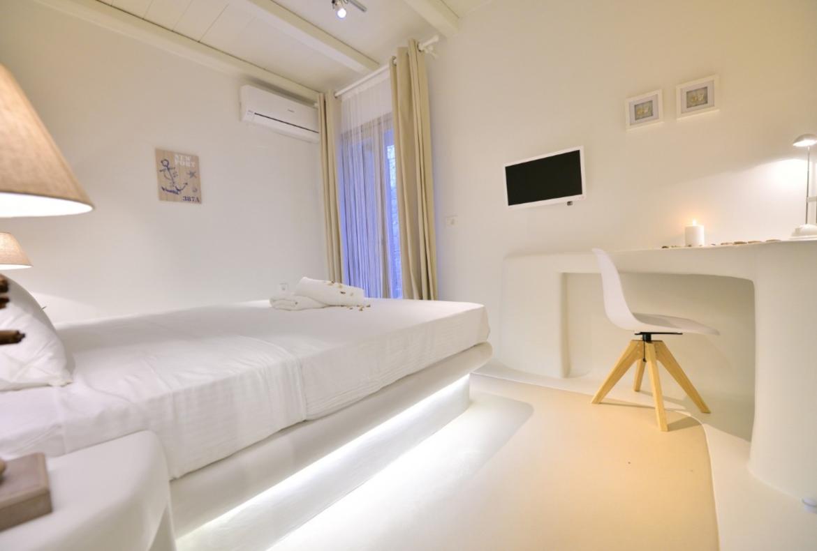 Luxury 3 bedroom holiday villa with private pool in Mykonos Greece (PV1344)