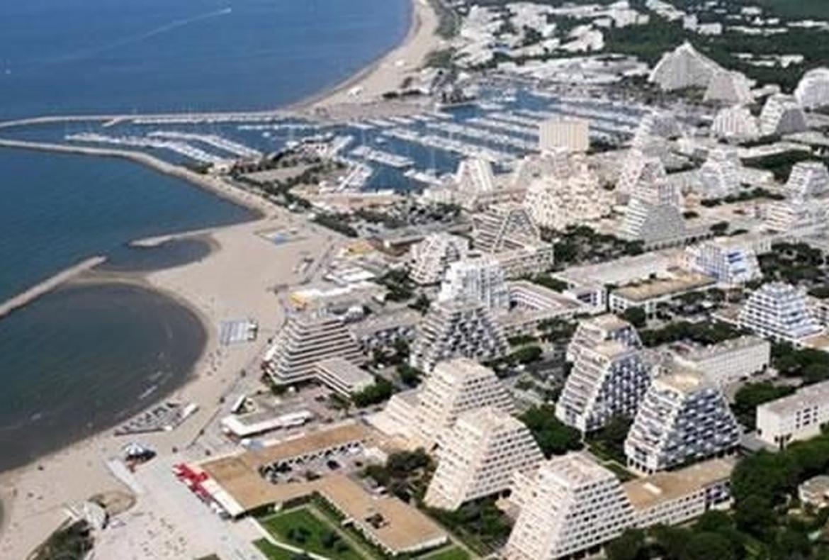 Garden Flat set right on the Beach near Montpellier. Sleeps 4, 1 bedroom (MONT112GN)