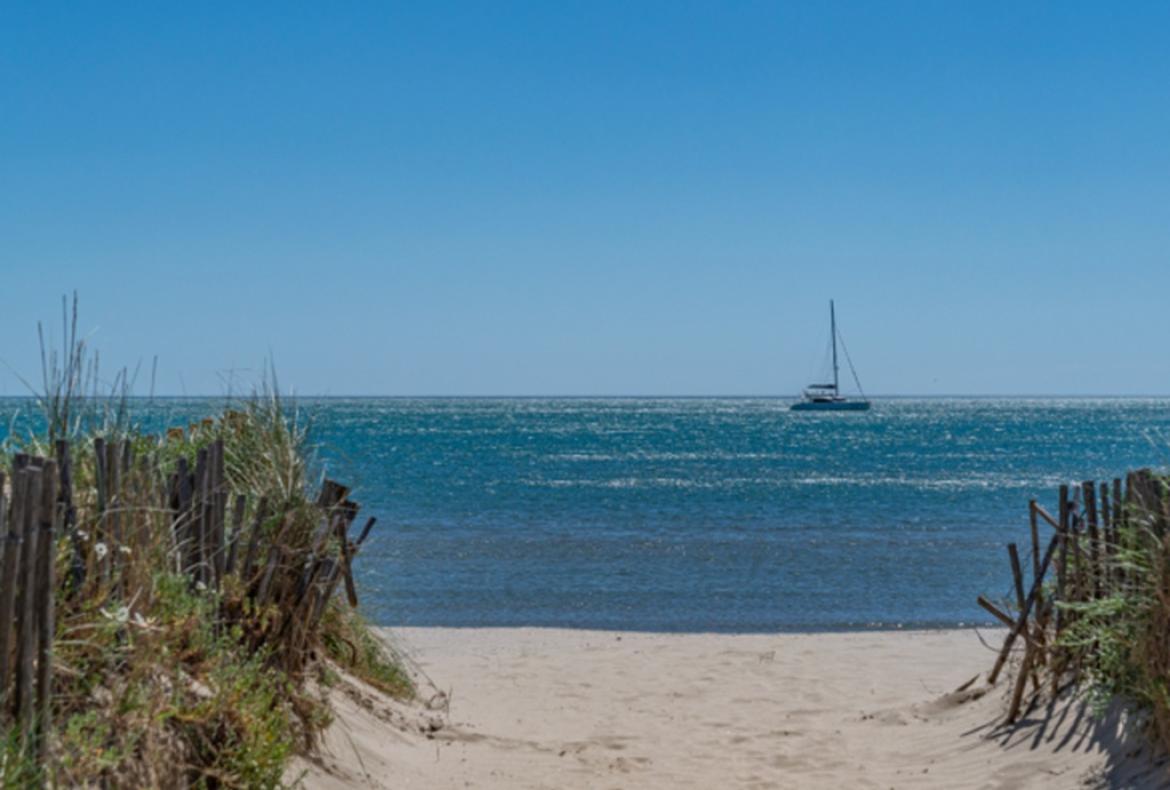 Garden Flat set right on the Beach near Montpellier. Sleeps 4, 1 bedroom (MONT112GN)