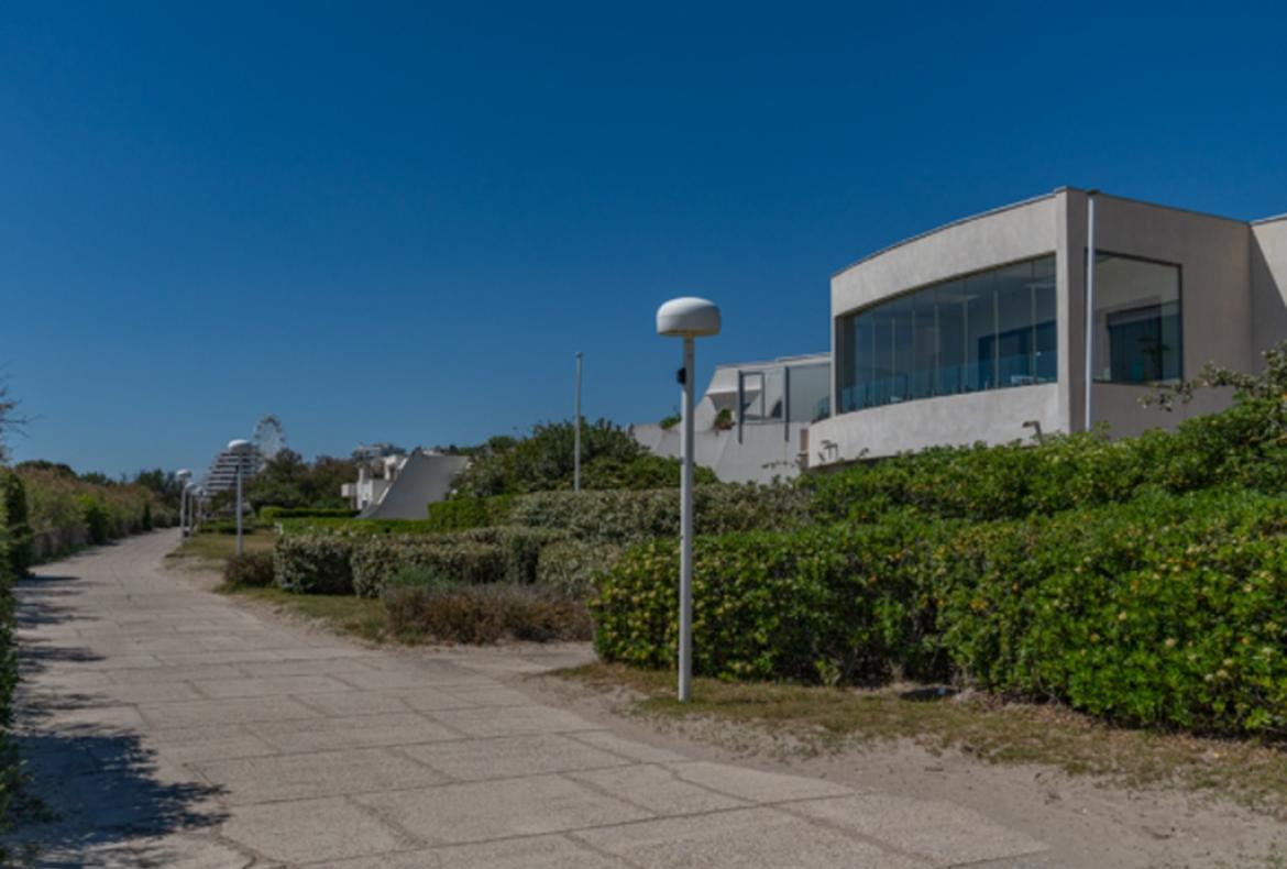 Garden Flat set right on the Beach near Montpellier. Sleeps 4, 1 bedroom (MONT112GN)