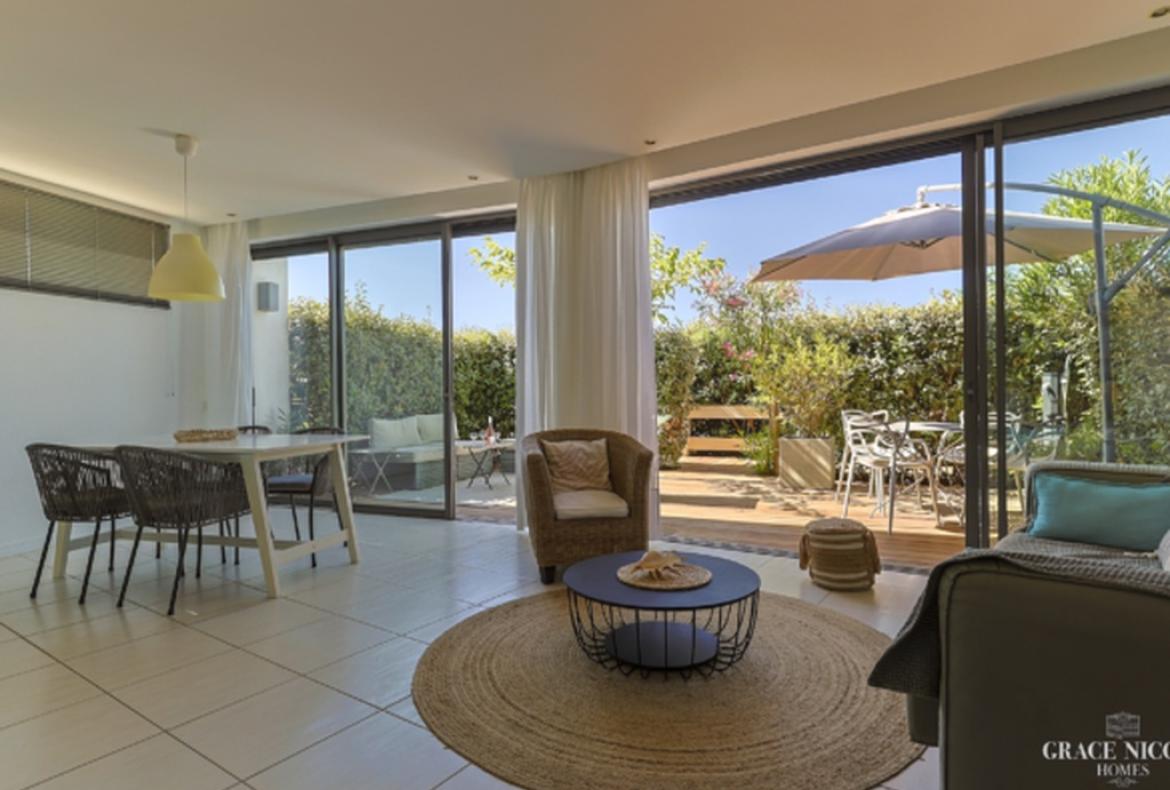 Garden Flat set right on the Beach near Montpellier. Sleeps 4, 1 bedroom (MONT112GN)
