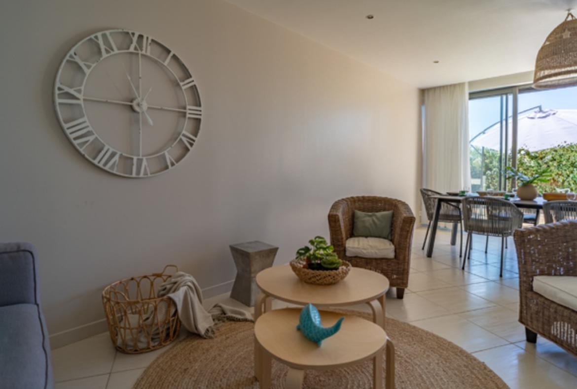 Apartment with Garden and Direct Access to Beach. Sleeps 6, 2 bedrooms (MONT111GN)