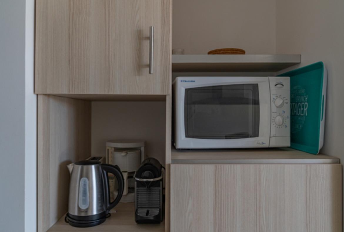 Apartment with Garden and Direct Access to Beach. Sleeps 6, 2 bedrooms (MONT111GN)