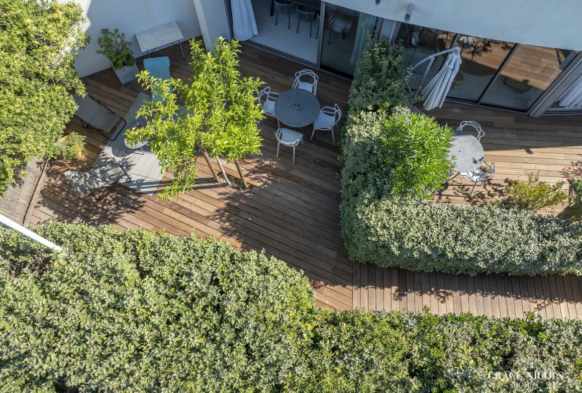 Apartment with Garden and Direct Access to Beach. Sleeps 6, 2 bedrooms (MONT111GN)