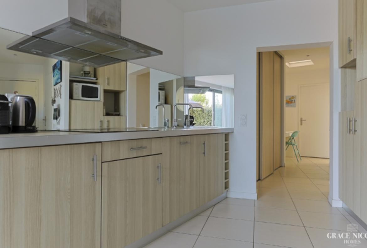 Apartment with Garden and Direct Access to Beach. Sleeps 6, 2 bedrooms (MONT111GN)