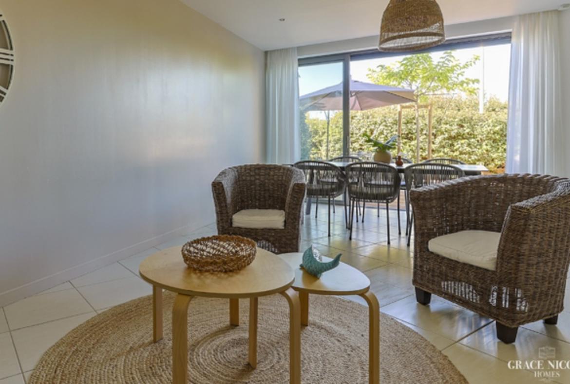 Apartment with Garden and Direct Access to Beach. Sleeps 6, 2 bedrooms (MONT111GN)